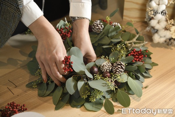 ▲▼聖誕節專題花藝布置，DIY過程。（圖／記者湯興漢攝）