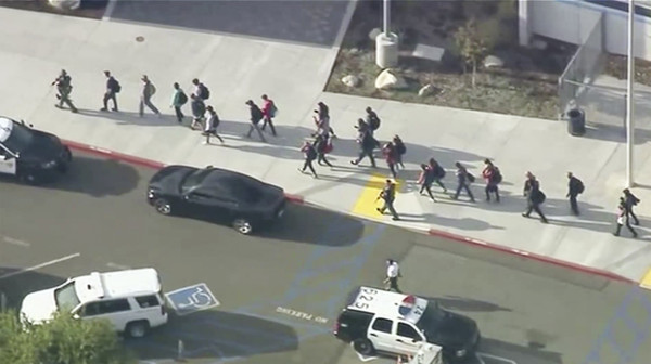 ▲▼加州洛杉磯郡聖塔克拉利塔校園槍擊，空拍畫面顯示學生在警方的護送下離開校園。（圖／達志影像／美聯社）