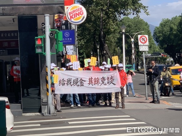 ▲大同旗下面板廠華映員工靜坐抗議。（圖／記者姚惠茹攝）