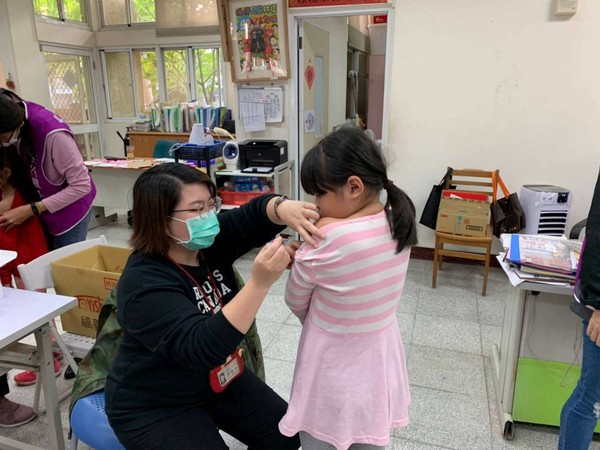 ▲新竹市學童接種流感疫苗。（圖／新竹市政府提供）