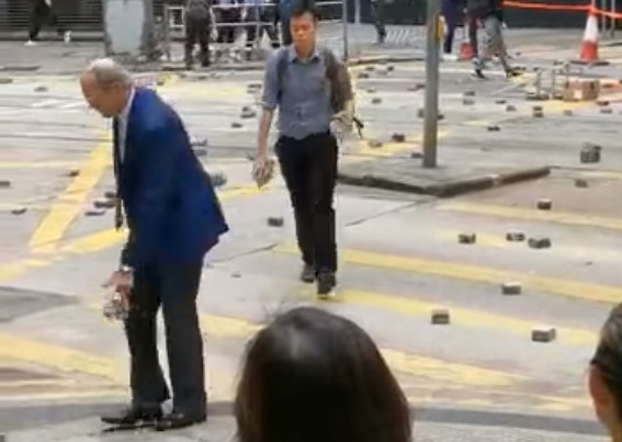 ▲香港民眾幫忙撿磚頭。（圖／翻攝自Facebook／向香港警察致敬）