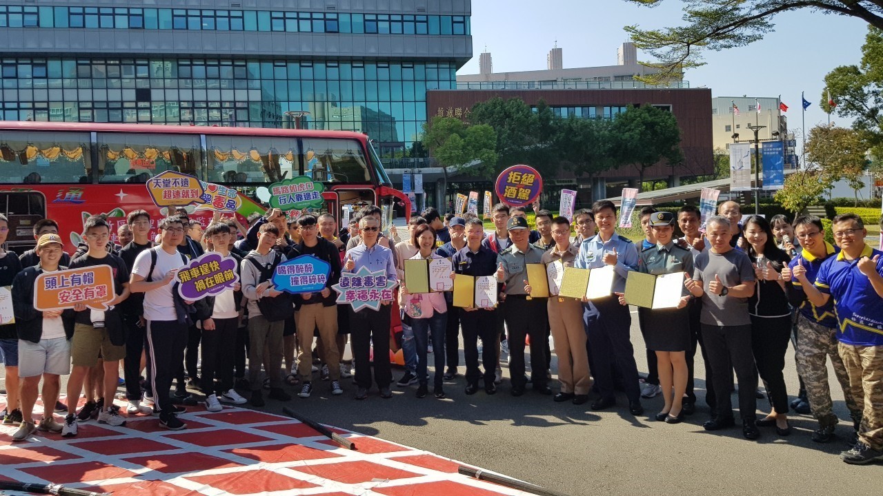 ▲▼      大客車開進校園　學生驚呼「內輪差」致命力       。（圖／中原大學提供）