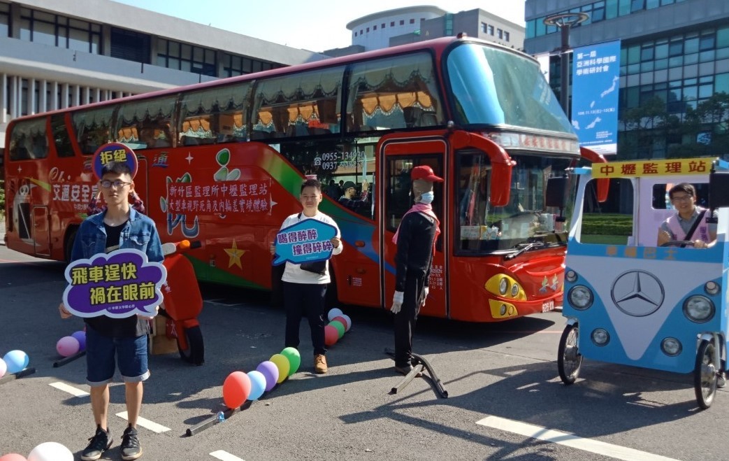 ▲▼      大客車開進校園　學生驚呼「內輪差」致命力       。（圖／中原大學提供）