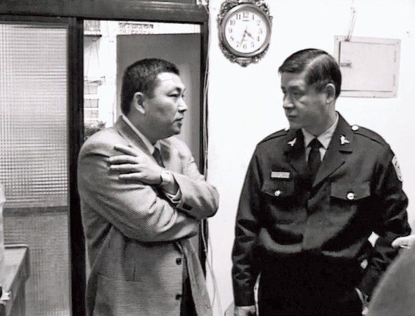 滅門血案發生後，時任台北市刑警大隊大隊長的侯友宜（左）特別到現場指揮。（東森新聞提供）