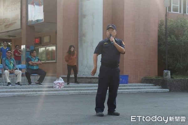 ▲屏東縣里港警分局會同代表會到轄內里港國中進行交通安全宣導，讓學生們了解大車「內輪差」的恐怖            。（圖／記者陳崑福翻攝）