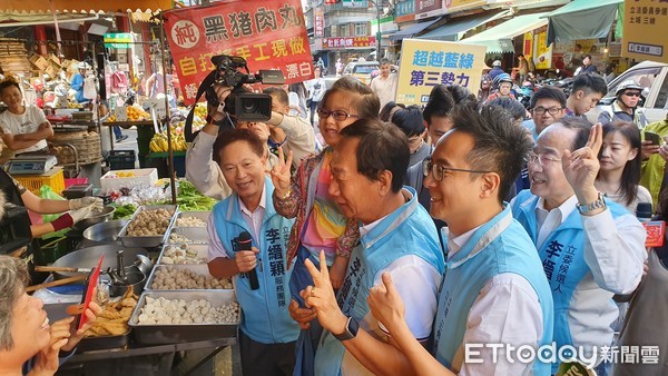 ▲▼郭台銘陪同李縉穎掃街。（圖／記者陳家祥攝）