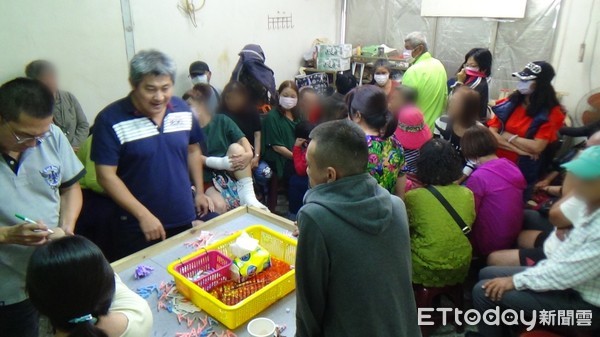 ▲台南市警麻豆分局在一間檳榔攤2樓，查獲45人職業大賭場，在場多是50至60歲的菜籃族。（圖／記者林悅翻攝，下同）