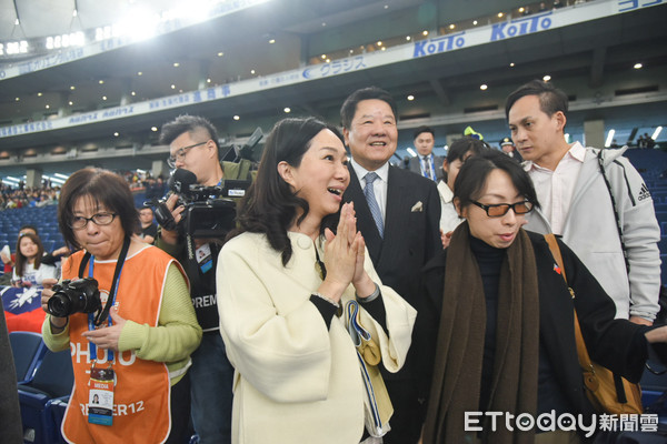 ▲韓國瑜夫人李佳芬來東京巨蛋看球引發騷動。（圖／記者林敬旻攝）