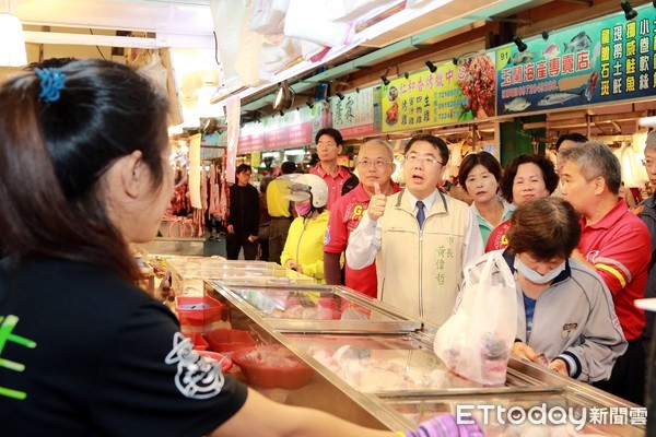 ▲台南市佳里中山市場榮獲經濟部「品牌市集」的榮耀，市場內的名攤共獲得高達73顆星星的亮眼成績，黃偉哲市長到市場踩線探尋市場美食及名攤。（圖／記者林悅翻攝，下同）