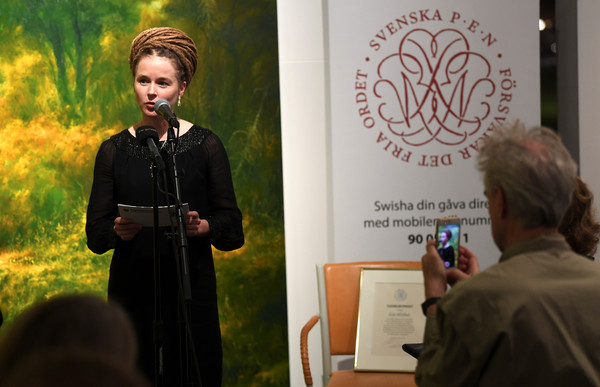 ▲▼瑞典文化部長林德（Amanda Lind）把年度圖霍夫斯基文學獎項（Tucholsky literary prize）頒給中國出生的作家桂民海（Gui Minhai）。（圖／路透）