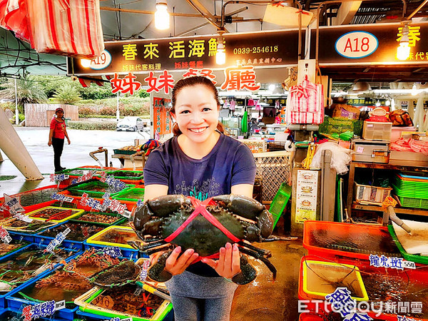 ▲ 石門富基魚市「越冷蟹越肥」 冬遊北海岸全家賞美景、聚餐好所在。（圖／姊妹水產攤位江玉琴提供）