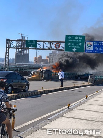 ▲▼三重中興橋2車對撞「翻覆起火」　駕駛卡車內活活被燒死。（圖／記者陳以昇翻攝）