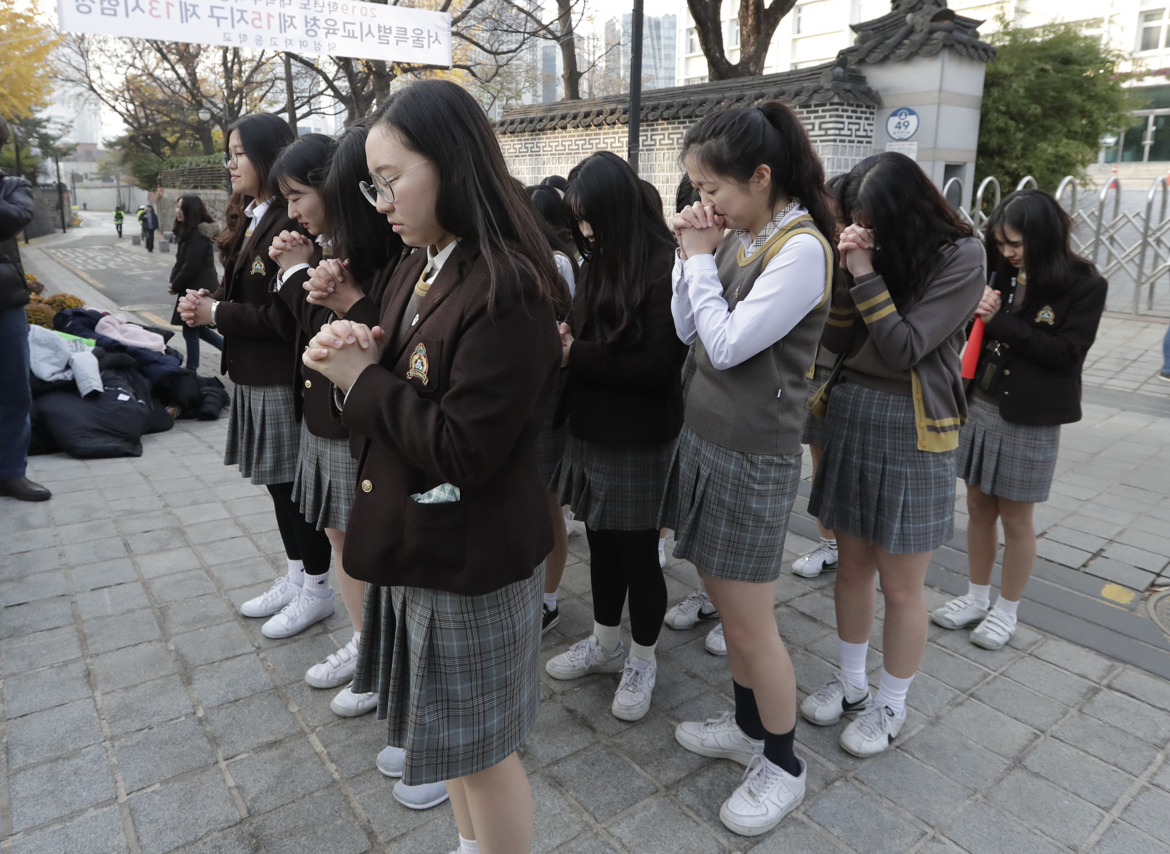 ▲▼南韓14日大專聯考，低年級學生為學長姐加油。（圖／達志影像／美聯社）