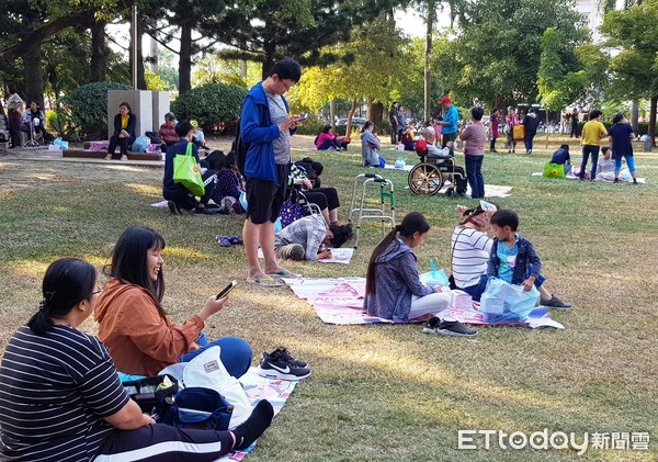 ▲台南市社會局在台南公園舉辦長照感恩抒壓活動，百位家庭照顧者同在公園野餐，放鬆身心。（圖／記者林悅翻攝，下同）