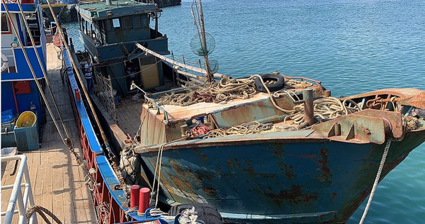 大陸無船名漁船越界至澎湖海域作業，經扣留調查42天後今天中午予以驅離。（圖／海巡署提供）。