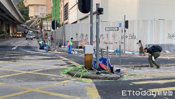 ▲▼香港1116,民眾自發性清除路障。（圖／記者游宗樺攝）