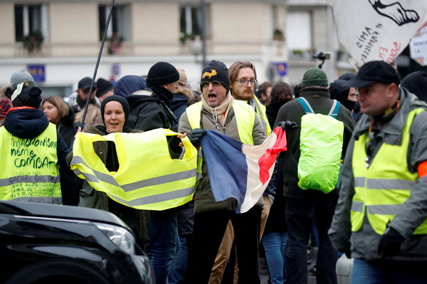 ▲法國民眾走上街頭紀念黃背心運動一周年。（圖／路透）