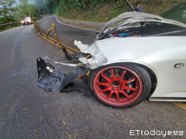 ▲▼許男駕駛白色Honda S2000跑車自撞，車頭幾乎全毀，停產跑車再毀一台             。（圖／記者陳以昇翻攝）