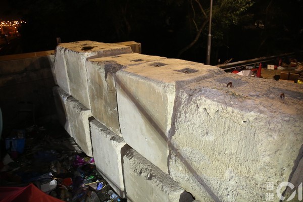 ▲香港政府凌晨運巨型石墩　封閉中大二號橋。（圖／香港01授權提供，下同）