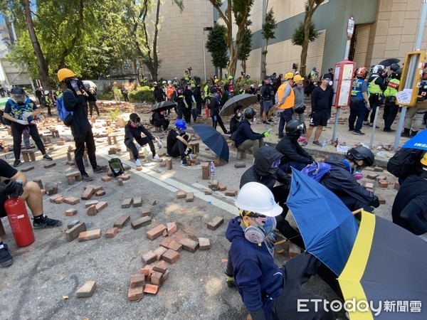 ▲17日香港示威者與警方衝突。（圖／記者游宗樺攝）