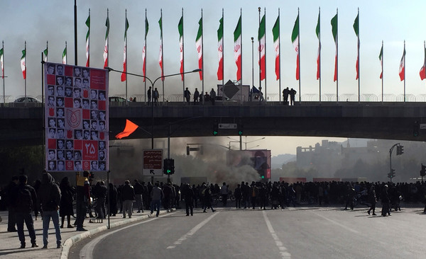 ▲伊朗民眾不滿汽油調漲、定額分配，發起抗議。（圖／達志影像／美聯社）