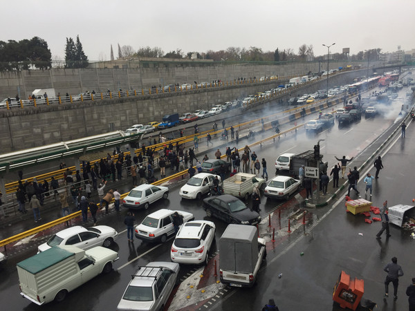 ▲伊朗民眾不滿汽油調漲、定額分配，發起抗議。（圖／路透）