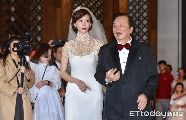 ▲▼林志玲、Akira婚禮,林志玲在爸爸林繁男的陪伴下從酒店出發。（圖／記者李毓康攝）
