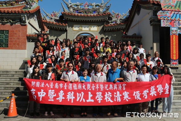 ▲台南市台疆祖廟大觀音亭暨祀典興濟宮，舉辦清寒優秀子弟獎學金頒獎，共有大專和高中、職86位學生獲獎。（圖／記者林悅攝，下同）