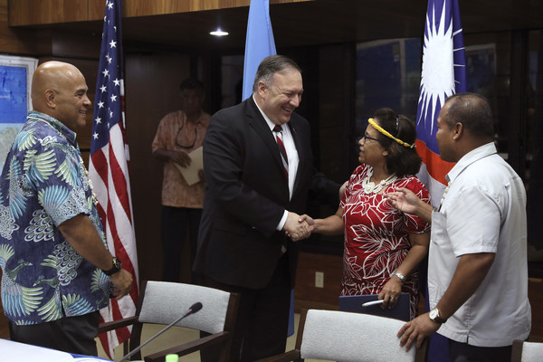 ▲▼ 馬紹爾群島與美簽有「自由聯合協定」。圖為美國國務卿龐培歐今年8月與馬國總統海妮（右二）握手。（圖／達志影像／美聯社）