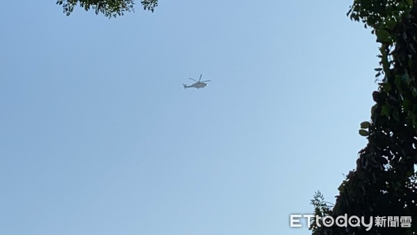 ▲香港警民衝突現場天空出現直升機。（圖／記者游宗樺攝）
