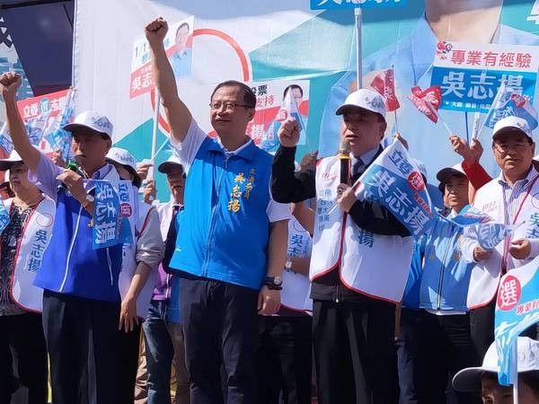 ▲吳志揚參選立委，吹奏SAX風和選民博感情爭取選票。（圖／記者楊淑媛翻攝）