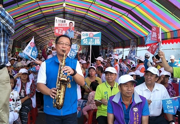 ▲吳志揚參選立委，吹奏SAX風和選民博感情爭取選票。（圖／記者楊淑媛翻攝）