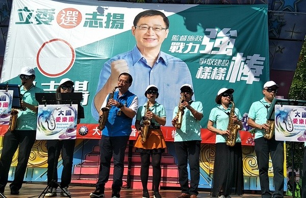 吳志揚參選立委　薩克斯風吹奏「你是我兄弟」和選民博感情 | ETtoda