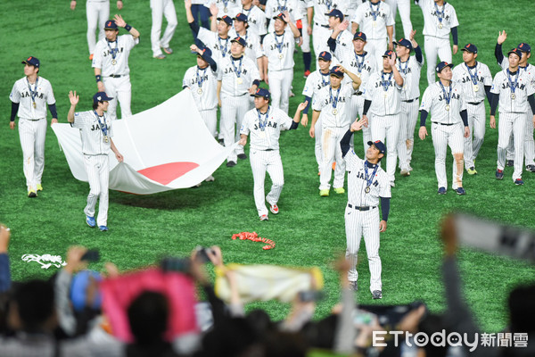 ▲12強棒球賽冠軍賽，日本隊冠軍儀式，全隊國旗繞場。（圖／記者林敬旻攝）