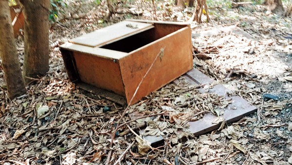 黃文進找來廢門板和木箱，堆放在埋屍處上方當標記。（翻攝畫面）