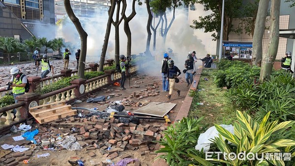 ▲▼香港示威者衝出理大「快閃回巢」　港警發射多發催淚彈。（圖／記者游宗樺攝）