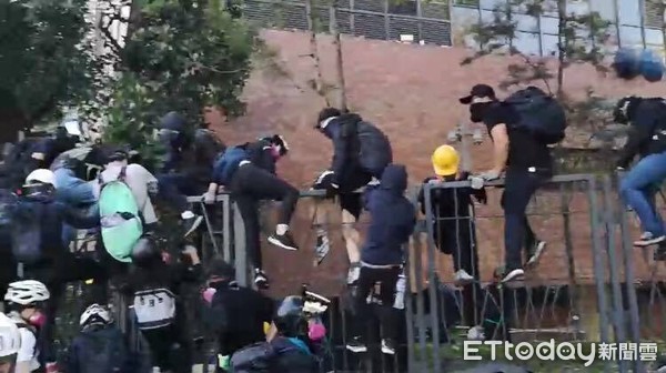 ▲▼快訊／香港示威者衝出理大「快閃回巢」　港警發射多發催淚彈。（圖／記者宋良義攝）