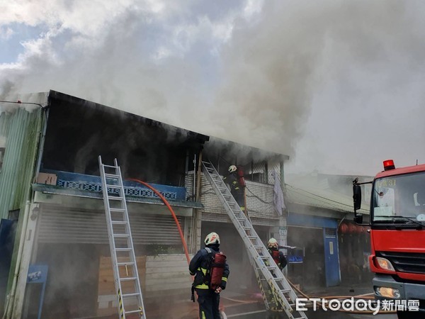 ▲▼新店區安康路三段民宅火警，2人受困陽台。（圖／記者陳以昇翻攝）