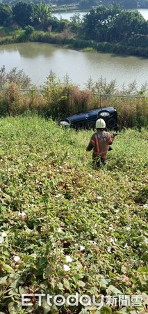 ▲國道1道北上296公里台南下營段發生1起車禍，1部自小客車衝出邊坡翻覆，駕駛女子手部受傷，送醫就治。（圖／記者林悅翻攝，下同）