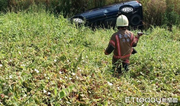 ▲國道1道北上296公里台南下營段發生1起車禍，1部自小客車衝出邊坡翻覆，駕駛女子手部受傷，送醫就治。（圖／記者林悅翻攝，下同）