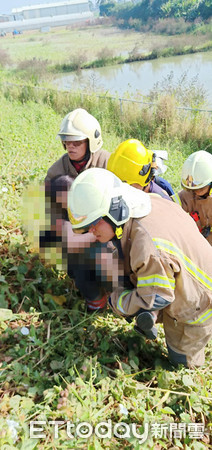 ▲國道1道北上296公里台南下營段發生1起車禍，1部自小客車衝出邊坡翻覆，駕駛女子手部受傷，送醫就治。（圖／記者林悅翻攝，下同）