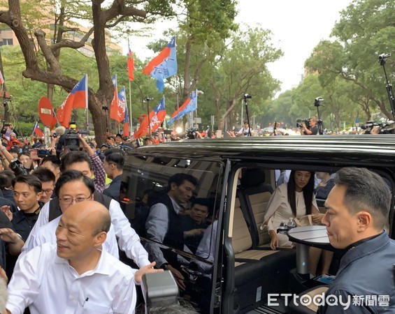 ▲▼韓國瑜赴中選會登記選總統。（圖／記者徐政璿攝）