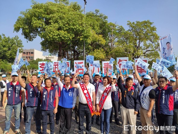 ▲國民黨第二選區立委參選人李武龍，11月18日與國民黨台南市其他選區參選人，一起完成參選登記，宣告戰鼓正式敲響。（圖／記者林悅翻攝，下同）