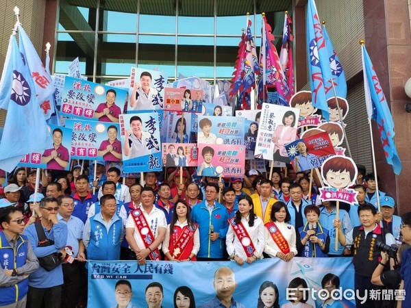 ▲國民黨第二選區立委參選人李武龍，11月18日與國民黨台南市其他選區參選人，一起完成參選登記，宣告戰鼓正式敲響。（圖／記者林悅翻攝，下同）