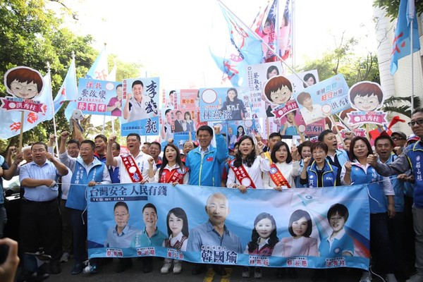 ▲▼洪秀柱與其他台南立委候選人登記參選。（圖／翻攝洪秀柱臉書）