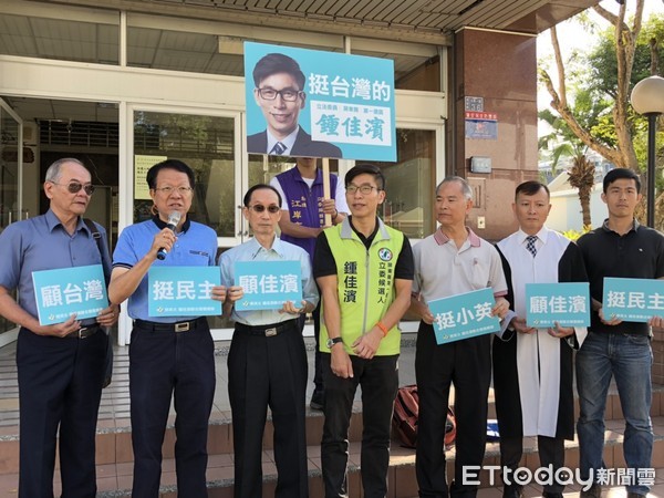 ▲民進黨提名參選屏東縣第一選區立委鍾佳濱，18日在曾貴海醫師等人陪同，前往屏東縣選委會登記參選            。（圖／記者陳崑福翻攝）