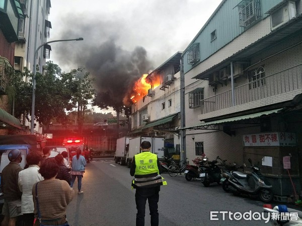 ▲▼北市萬華區環河路建物火苗竄出　警消數十人趕赴灌救。（圖／記者張君豪翻攝）