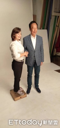 ▲高雄第一選區立委參選人黃綉晶於臉書po出與郭台銘在攝影棚合照。（圖／記者許宥孺翻攝）