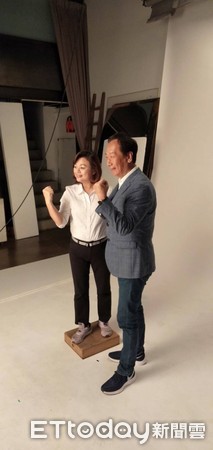 ▲高雄第一選區立委參選人黃綉晶於臉書po出與郭台銘在攝影棚合照。（圖／記者許宥孺翻攝）