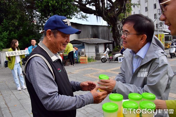 ▲▼登記參選當天早上，劉櫂豪與民進黨青年部的年輕人前往鄉親晨運及買菜地點鯉魚山，奉上熱茶感謝鄉親的支持。（圖／劉櫂豪辦公室提供，下同）